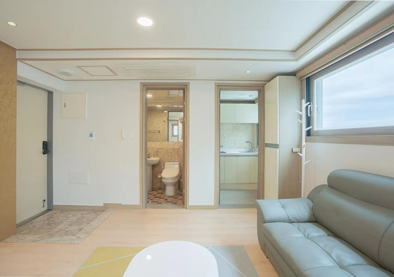 J2 Family Hotel Jeju 2*,