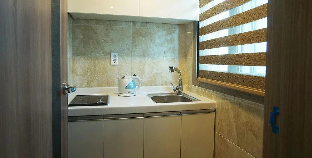 J2 Family Hotel Jeju 2*,
