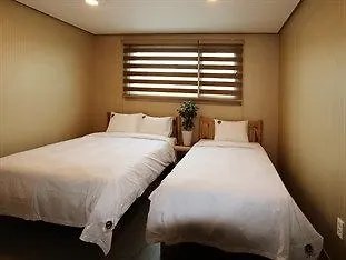 J2 Family Hotel Jeju 2*,
